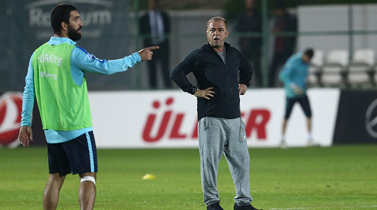 Türkiye Futbol Direktörü Terim, Dünya Kupası elemelerinde oynayacağımız Kosova karşılaşması öncesi taktik idmanlarda yıldız isimleri ilk 11’de denedi