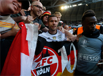 Lukas Podolski, Slovakya galibiyetini taraftarıyla birlikte yaşadı.