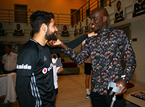 Beşiktaş'ta, Oğuzhan Özyakup'un doğumgünü kutlanırken, sürpriz bir konuk da vardı. Siyah beyazlıların eski yıldızı Demba Ba da kutlamaya katıldı
