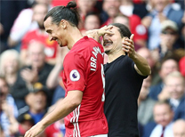 Zlatan'a benzerliği ile dikkat çeken bir taraftar ilk yarıda sahaya daldı, Ibra'ya koştu. 