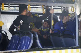Sarı-lacivertli taraftarlar, Süper Lig’in 9. haftasında Galatasaray ile Fenerbahçe arasında oynanacak karşılaşmada takımlarını desteklemek için Ülker Stadı önünde toplanarak otobüslerle Türk Telekom Stadı'na geldi. Fenerbahçe taraftarlarını taşıyan otobüslerden birinin camı kırılırken, bu araç içindeki kişiler stada sokulmayarak, gözaltına alındı.