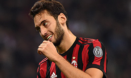 Hakan Çalhanoğlu Milanlı taraftarlardan özür diledi 