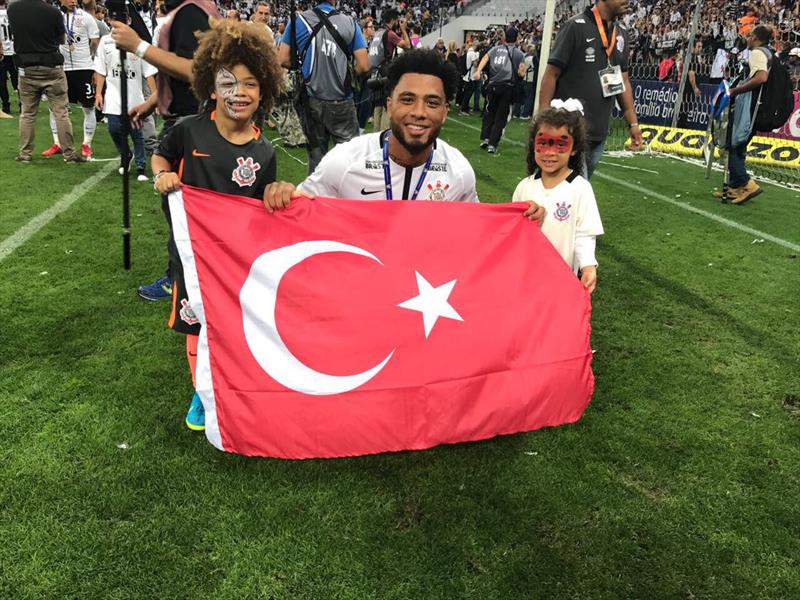 Colin Kazım'dan Türk bayraklı paylaşım