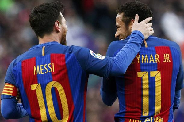 Barcelona'nın yıldız futbolcusu Lionel Messi, Brezilyalı Neymar'ın sezon başında takımdan ayrılmasının ardından savunmada daha güçlü hale geldiklerini söyledi.
