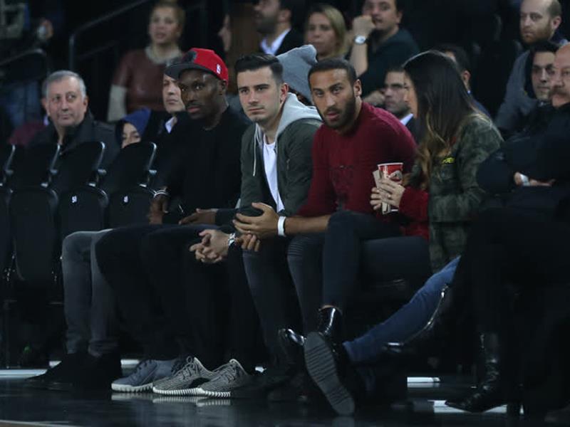 Darüşşafaka Doğuş, Baskonia Vitoria ile Volkswagen Arena'da karşılaştı. Karşılaşmayı Beşiktaş'ın yıldızları Atiba, Oğuzhan Özyakup, Cenk Tosun ve Babel de izledi.