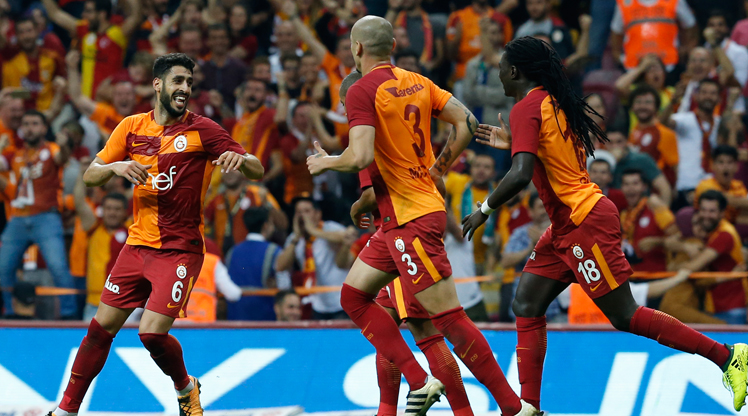 Galatasaray devlerle yarışıyor