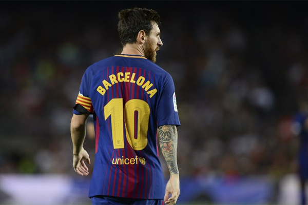 Barcelona ile sözleşme yenilemeden önce reddedilmesi zor bir teklif geldiğini ancak Messi'nin bunu gözardı ederek, kulübüne sadakat gösterdiğini yazdı.

