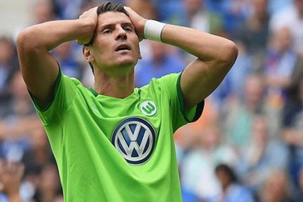 Beşiktaş'ta sergilediği etkili performansla tarihe geçen Mario Gomez'in bu sezon formasını giydiği Wolfsburg, Almanya Birinci Futbol Ligi'nde (Bundesliga) zor günler geçiriyor.