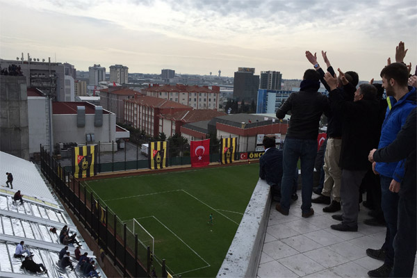 Spor Toto 2. Lig Beyaz Grup'ta deplasmanda İstanbulspor ile yaptığı maçı izlemek isteyen Büyükşehir Belediye Erzurumsporlu taraftarlar, hayatlarını tehlikeye atarak, inşaat halindeki binanın çatısına çıktı.