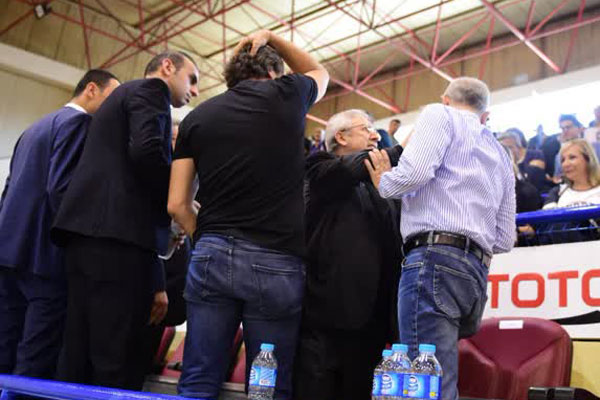 Yakın Doğu Üniversitesi ile Fenerbahçe takımları arasında oynanan Bilyoner.com Kadınlar Basketbol Ligi play-off final serisi ilk maçı öncesi protokol tribününde kavga çıktı.