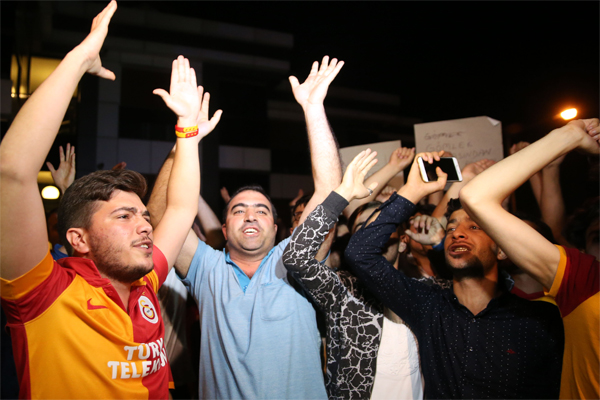 Galatasaraylı taraftarlar, takımlarının UEFA Avrupa Ligi 2. ön eleme turunda İsveç'in Östersunds ekibine elendiği maçın ardından Florya'da kulüp yönetimi, teknik direktör ve futbolcuları protesto etti.
