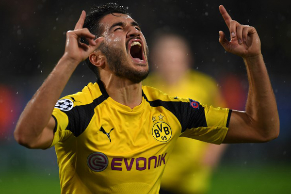 Bundesliga ekiplerinden Borussia Dortmund'da forma giyen milli oyuncu Nuri Şahin'in, yeni hocası Peter Bosz'un gözdesi olduğu belirtiliyor. 

