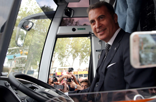 Beşiktaş Kulübü ulaşım sponsoru TEMSA ile sözleşme uzattı. Başkan Orman, futbolcular Fabricio Ramirez ve Dusko Tosic kulübe tahsis edilen otobüslerin içinde basın mensuplarına görüntü verdi.