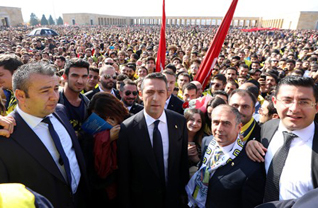 Fenerbahçe Başkanı Ali Koç ve yöneticiler ile sarı lacivertli taraftarlar, Ulu Önder Gazi Mustafa Kemal Atatürk'ün ebediyete intikal edişinin 80. yılında Anıtkabir'e akın etti. Galatasaray derbisinde hayatını kaybeden taraftarımız Koray Şener'in ailesi de törene katıldı.