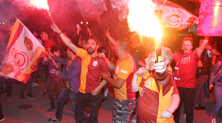 Galatasaraylılar şampiyonluğu kutluyor