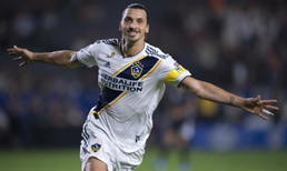 Zlatan Ibrahimovic imzayı atıyor