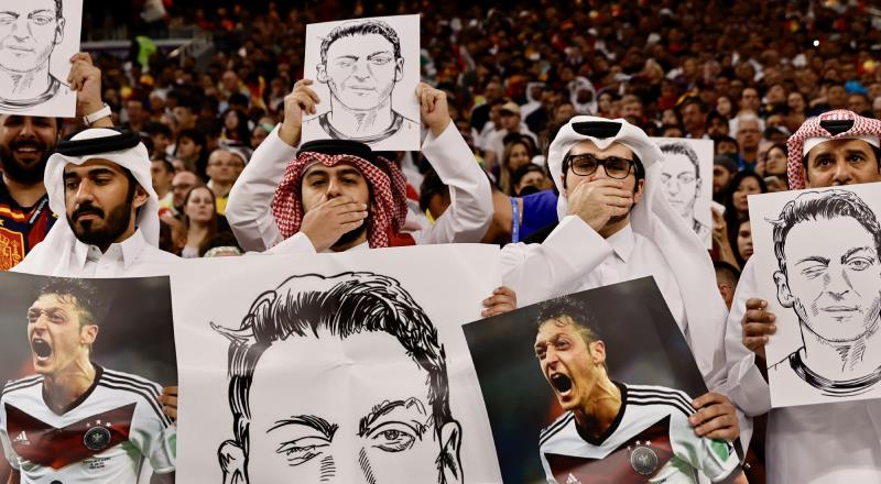 2022 Dünya Kupası E Grubu'nda İspanya ile Almanya karşı karşıya geldi. Karşılaşmanın oynandığı Al Bayt Stadyumu'nda Mesut Özil tepkisi dikkat çekti.