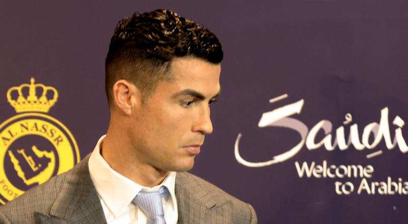 Cristiano Ronaldo, kendisini Suudi Arabistan ekibi Al Nassr'a bağlayan resmi sözleşmeye imzayı attı.